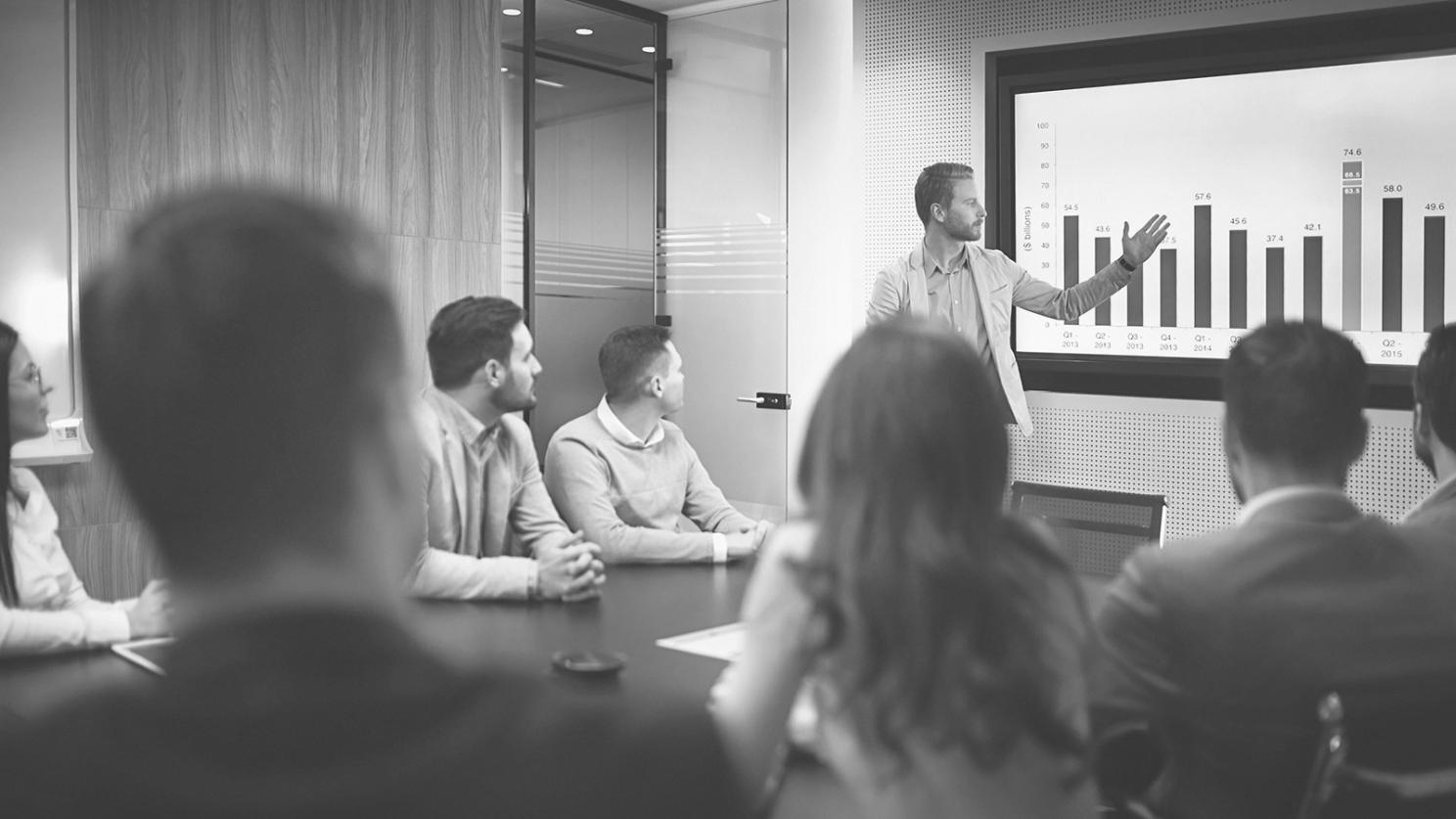 Studenti při analýze finančních ukazatelů